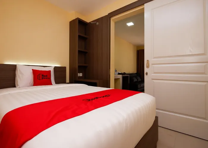 RedDoorz Plus near Paragon Mall Semarang